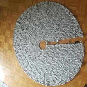 Large Tahari Home deluxe velvet Velour beaded Christmas tree skirt